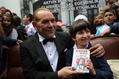 Atatürk'e Benzeyen Tiyatro Sanatçısını Artvin'de Yoğun İlgi