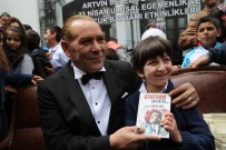 ARTVİN BELEDİYESİ - Atatürk'e Benzeyen Tiyatro Sanatçısını Artvin'de Yoğun İlgi