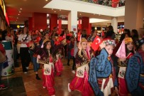 ÖZEL OKULLAR - AVM Ortasında Bandolu Gösteriyi Gören Telefonlarına Sarıldı