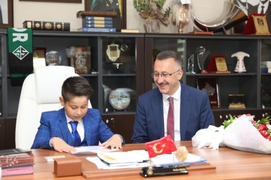 Başkan Işıksu, Koltuğunu Küçük Efe'ye Devretti