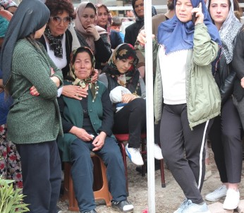 Bebeğini Kaybeden Anne Bebeğinin Battaniyesini Elinden Düşürmedi