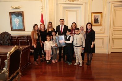 Diyabetli Çocuklar Vali Çakır'a Atatürk Portresi Hediye Etti