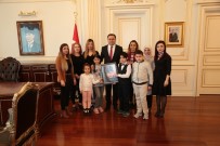 DİYABET HASTASI - Diyabetli Çocuklar Vali Çakır'a Atatürk Portresi Hediye Etti