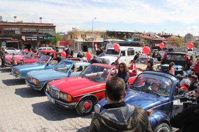 Göreme'de Çocuklar 23 Nisan'ı Klasik Otomobillerle Kutladı