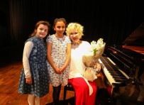 ULUSAL EGEMENLIK - Gülsin Onay Çocukların Bayram Sevincine Ortak Oldu