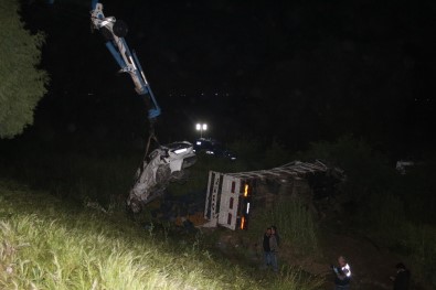 İzmir-Aydın Otoyolunda Kamyon İle Otomobil Şarampole Uçtu Açıklaması 1 Ölü Bir Yaralı