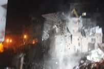 Kağıthane'de Yıkılma Tehlikesi Olan Bina Kontrollü Bir Şekilde Yıkıldı