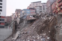 TOPRAK KAYMASI - Kağıthane'deki Enkaz Gün Ağarınca Ortaya Çıktı