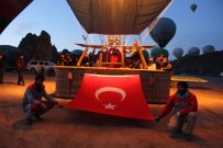 Kapadokya'da Balonlar 23 Nisan İçin Türk Bayraklarıyla Havalandı
