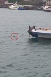 GEZİ TEKNESİ - (Özel)Karaköy'de Denize Düşen Bir Şahısın Kurtarılma Anları Kamerada