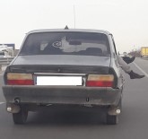 Seyir Halindeki Otomobilin Camından Ayaklarını Çıkartıp Öyle Yolculuk Yaptı