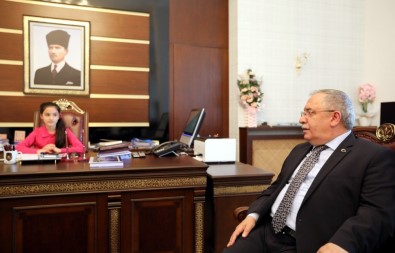 Vali Nayir 23 Nisan Vesilesiyle Makamını Temsili Olarak Devretti