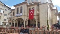 EYÜP SULTAN CAMİİ - Yıkılıp Yeniden Yapılan Cami İbadete Açıldı