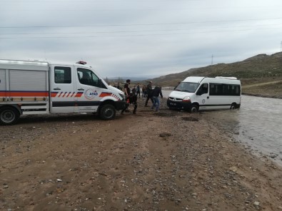 Acıçay'da Mahsur Kalan Minibüs Kurtarıldı