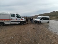 MAHSUR KALDI - Acıçay'da Mahsur Kalan Minibüs Kurtarıldı