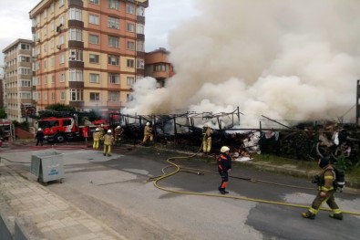 Ataşehir'de Kereste Marketi Alev Alev Yandı