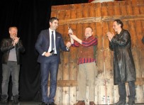 FARUK AKGÖREN - 'Barut Fıçısı' Adlı Tiyatro Oyunu, Kartal'da Yoğun İlgi Gördü