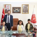 ULUSAL EGEMENLIK - Başkan Işık'ın Makamına Adaşı Mustafa Oturdu