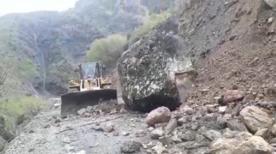 Dağdan Kopan Dev Kaya Parçası Yolu Ulaşıma Kapattı