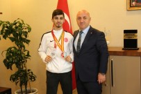 GÜMÜŞ MADALYA - Genç Karateciden Başkan Bıyık'a Olimpiyat Sözü