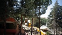 MAHSUR KALDI - İş Makinesi Yıkım Yapılan Binadan Zemine Düştü Açıklaması 1 Yaralı