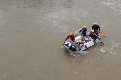 Murat Nehri'nde Rafting Heyecanı