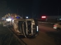 TEKSTİL MALZEMESİ - Otomobille Minibüs Çarpıştı Açıklaması 3 Yaralı