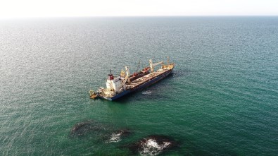 (Özel) Şile'de Karaya Oturan Gemiyi Kurtarma Çalışmalarında Son Durum Havadan Görüntülendi
