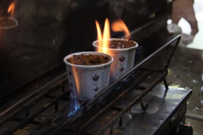 (Özel) Türk Kahvesini Cezve Yerine Fincanda Pişiriyor