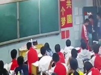 DAYAK - Çin'de Sinirli Öğretmen Öğrencileri Dövdü