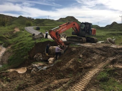 Sason Ve Kozluk'ta Yağmur Sonrası Tahrip Olan Köy Yolları Onarılıyor