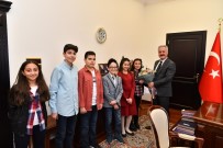 ULUSAL EGEMENLIK - Sergide Tanıştığı Öğrenciyi Makamında Ağırladı