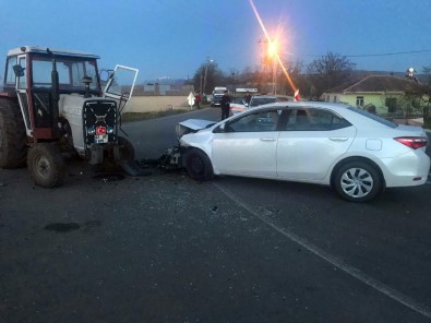 Traktör İle Otomobil Çarpıştı Açıklaması 5 Yaralı