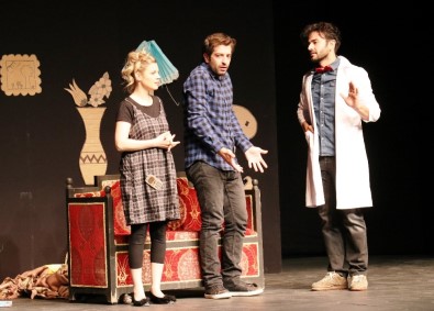 Van'da Tiyatro Oyunu Büyük Beğeni Aldı