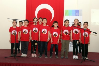 Çal'da Öğrenci Korosunun Seslendirdiği Türküler Mest Etti