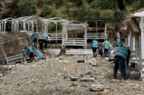 DENETİMLİ SERBESTLİK - Fethiye'de Hükümlüler Çevre Temizliği Yaptı