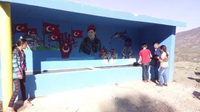 Köylerinin Girişine Türk Bayrağı Diktiler