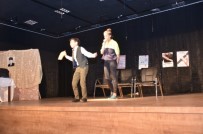 ŞEHİR TİYATROSU - Öğrencilerin Sergiledikleri Tiyatro Oyunu Beğeni Aldı