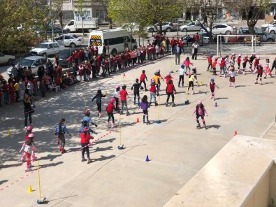 Okulda Düzenlenen Paten Kayma Etkinliğinde Çocuklar Kıyasıya Yarıştı