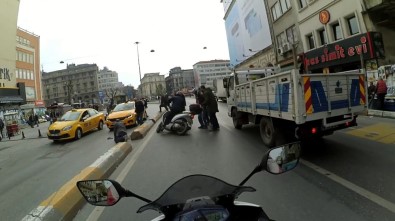 (Özel) Karaköy'de Motosikletlinin El Arabalı Adama Çarptığı Anlar Kamerada
