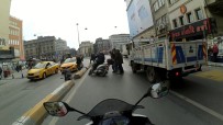 TUTKAL - (Özel) Karaköy'de Motosikletlinin El Arabalı Adama Çarptığı Anlar Kamerada