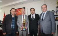 Saruhanlı Belediyespor'dan Başkan Bilgin'e Şampiyonluk Kupası