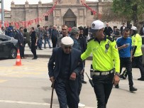 CUMA NAMAZI - Trafiği Düzenliyor, Yayalara Yardımcı Oluyorlar