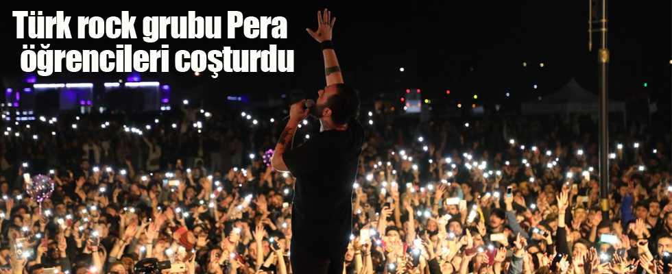 Türk rock grubu Pera öğrencileri coşturdu