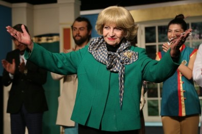 Ünlü Sanatçı Göksel Kortay'dan Odunpazarı Belediye Tiyatrosu'na Övgü;