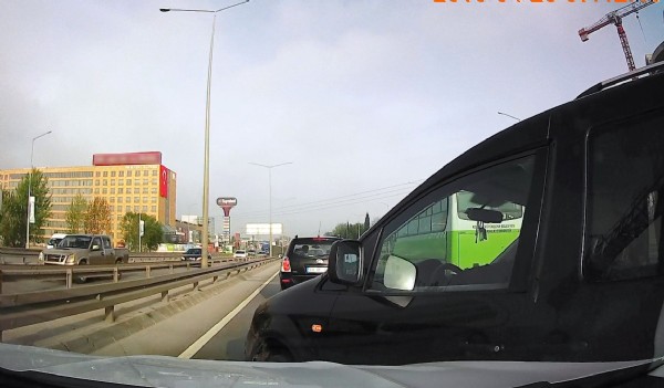 6 aracın birbirine girdiği kaza kamerada!