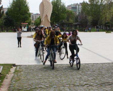 Bisikletli Kadınla Diyarbakır'da Pedal Çevirdi