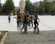 ŞEHİR İÇİ - Bisikletli Kadınla Diyarbakır'da Pedal Çevirdi
