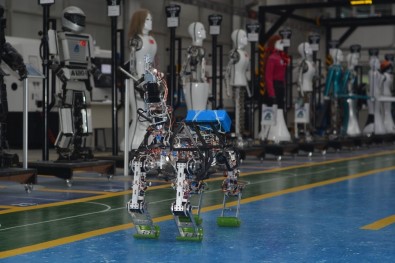 Dört Ayaklı Yerli Ve Milli Robot 'ARAT' Araziye Çıktı