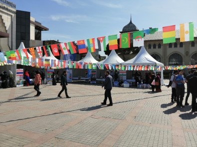 Dünyanın Dört Bir Yanından Türkiye'ye Gelen Öğrenciler Üsküdar'da Buluştu
